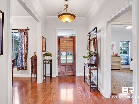 4th image of 307 Saint Charles Ct