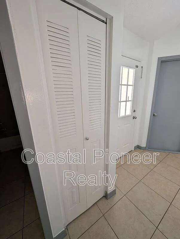 3 bed, 2.0 bath, 1227 sqft, $2,050 — Photo 4