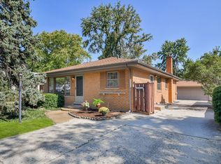 61 Grove Ave, Glen Ellyn, IL 60137