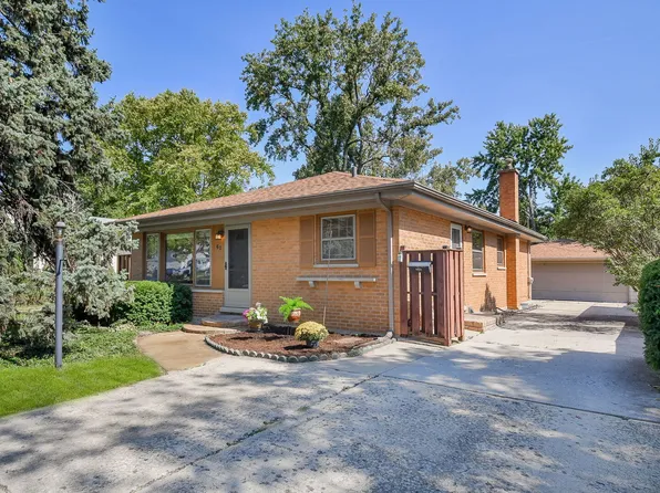 61 Grove Ave, Glen Ellyn, IL 60137