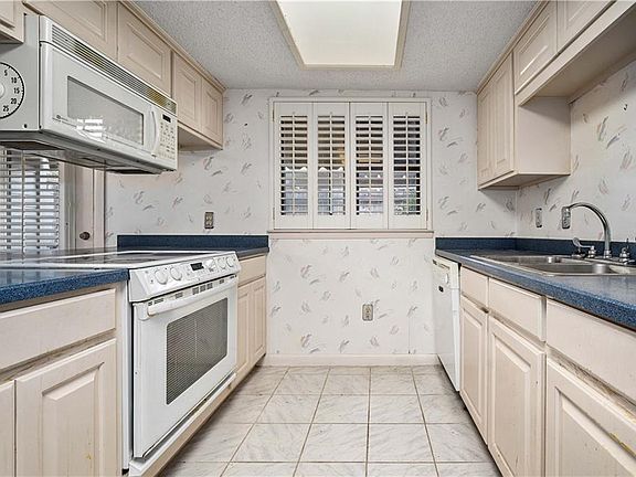 4th image of 2901 Grant St Unit 903