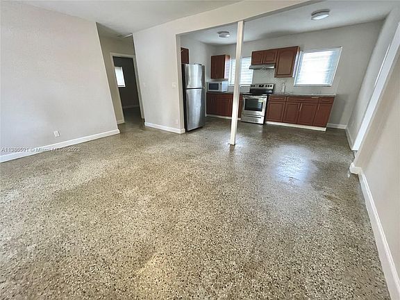 2nd image of 1828 Lauderdale Manor Dr