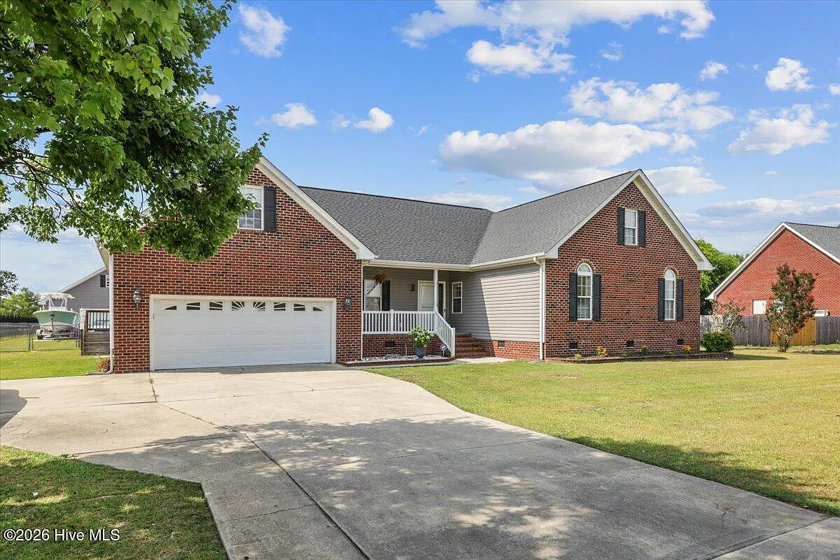 4 bed, 3.0 bath, 2740 sqft, $2,800 — Photo 2