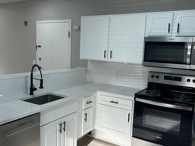 Austin Manor Apartments — Photo 2