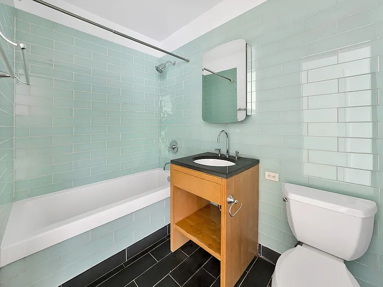 310 W 52nd St #D16 — Photo 7