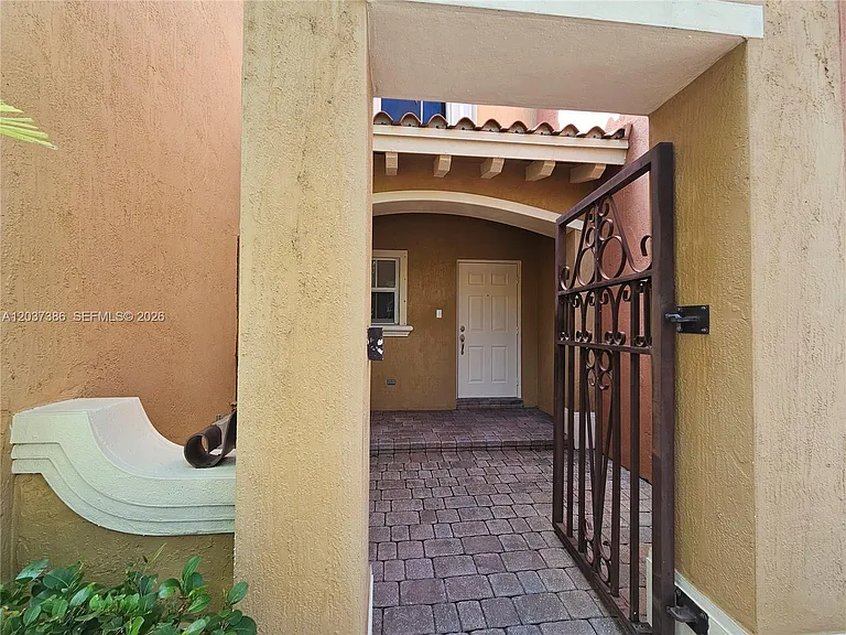 15270 SW 30th Ter — Photo 17