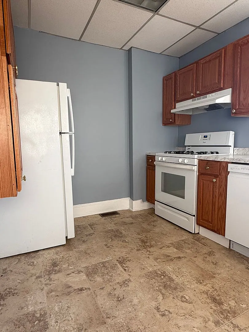 Recently Remodeled 1-Bedroom Apartment Available Immediately — Photo 4