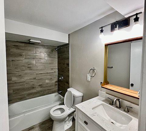 4th image of 9404 N Cross St #A