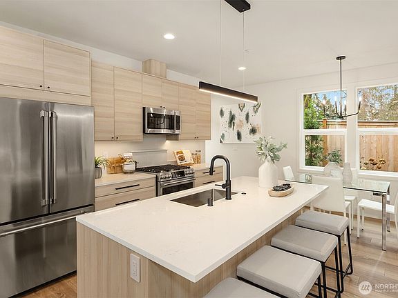 4th image of 817 18th Avenue W