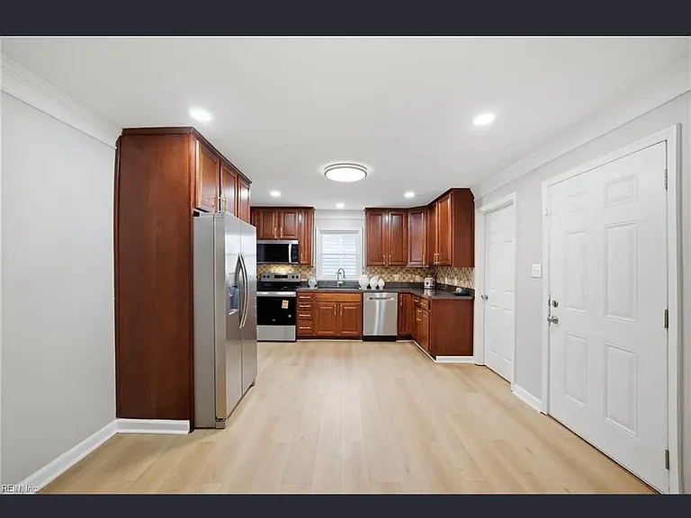2508 Markham St — Photo 10