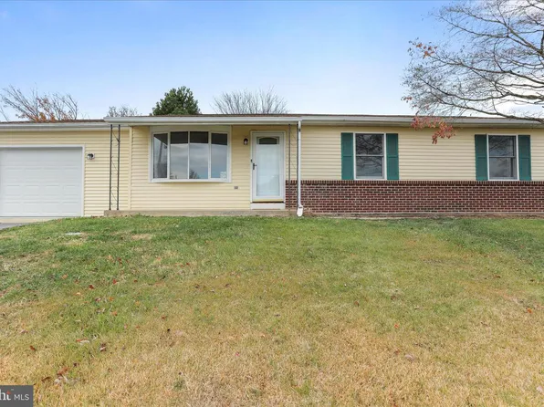 1349 Cedarwood Dr, Hagerstown, MD 21742