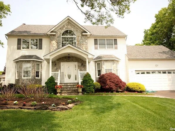 5 Wyndham Lane, Holbrook, NY 11741