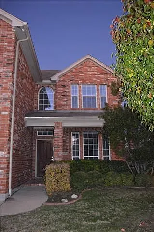 Beautiful Home on a Spacious corner lot — Photo 2
