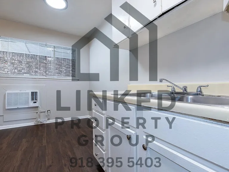 One Bedroom Apartments on Marshall! — Photo 9