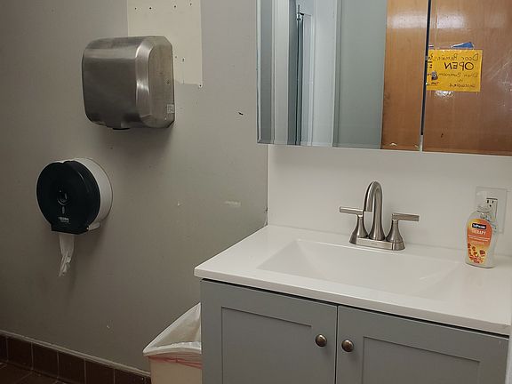 4th image of 383 Elwood Ave APT 4
