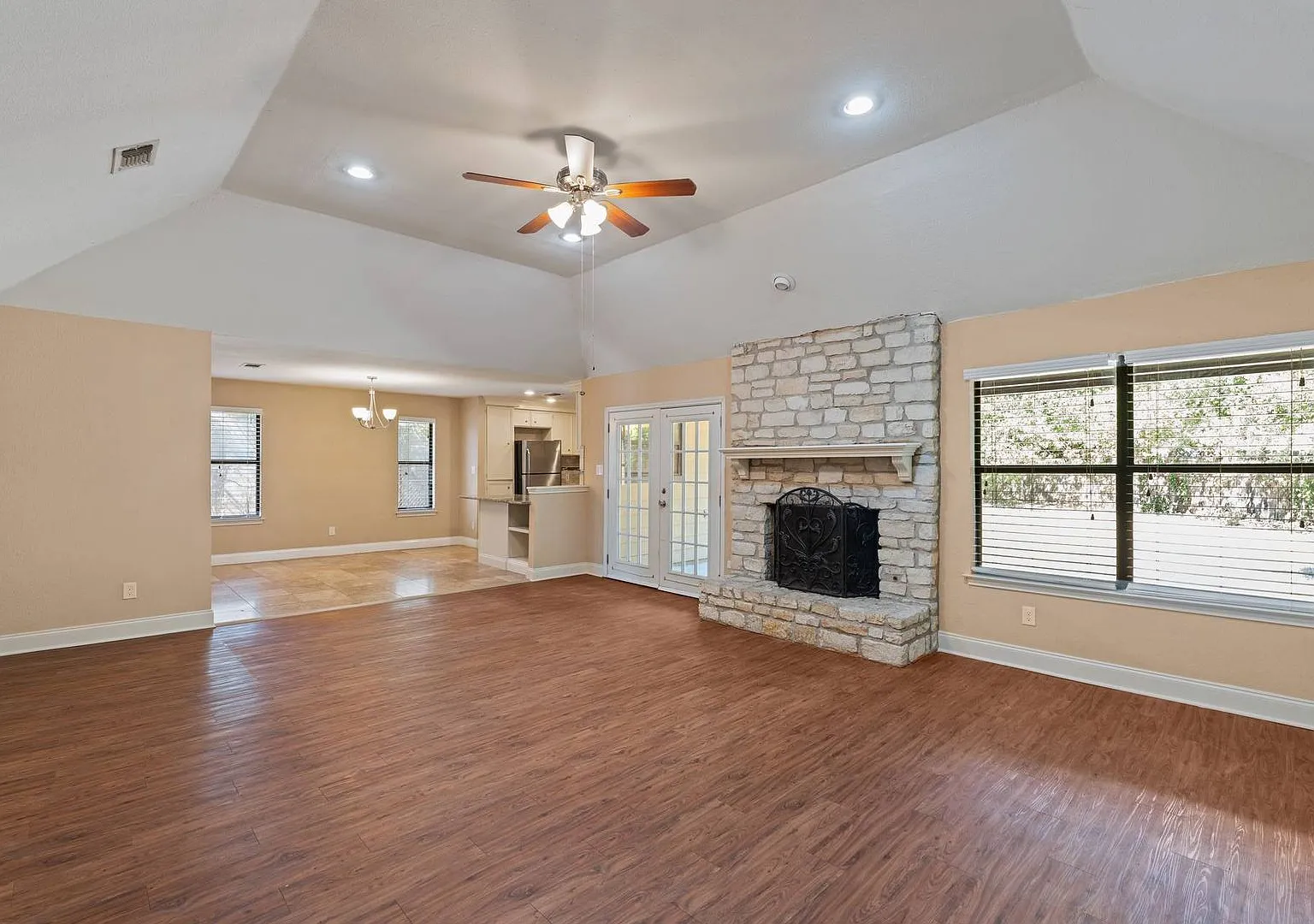 3 bedroom house with fireplace and large fenced in yard - Available now! — Photo 4