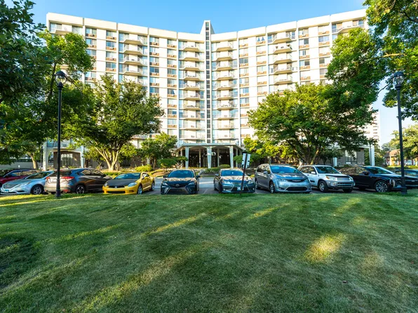 20 N Tower Rd APT 8G, Oak Brook, IL 60523