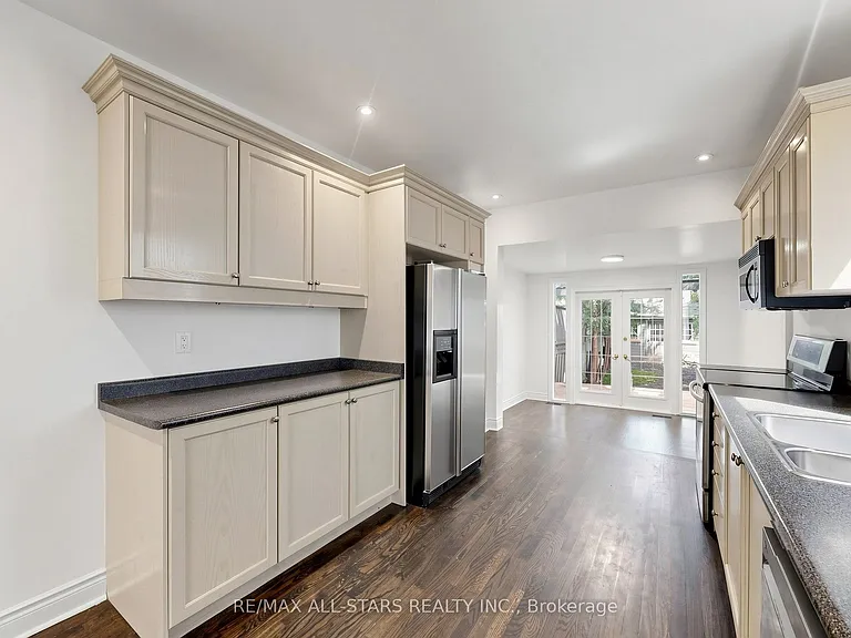 68 Macpherson Ave — Photo 7