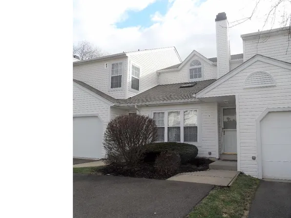 8 Banbury Ct, Holland, PA 18966