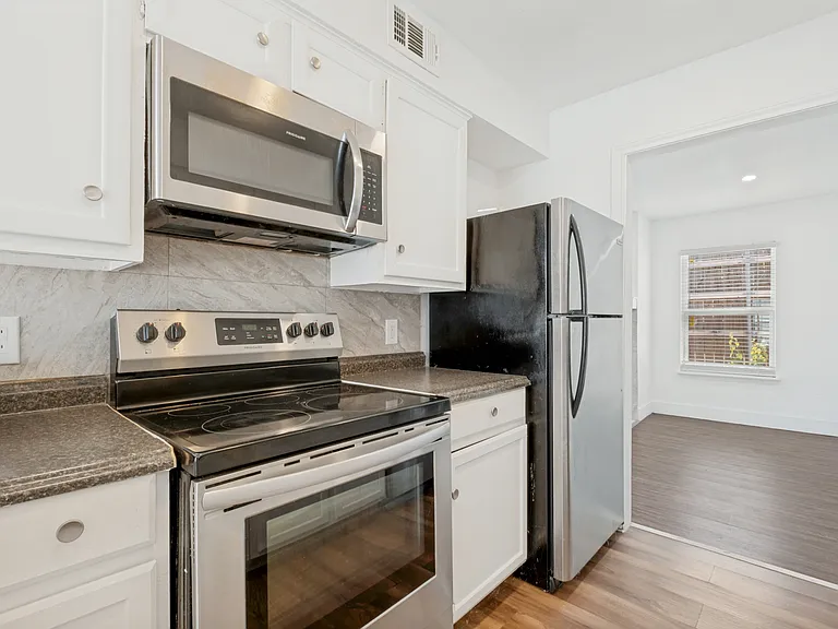 4624 San Jacinto St #B — Photo 4