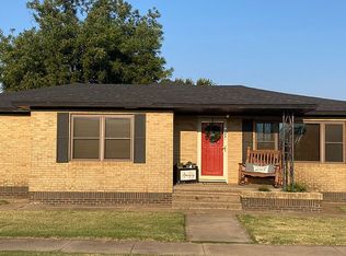 202 S 8th St, Sentinel, OK 73664