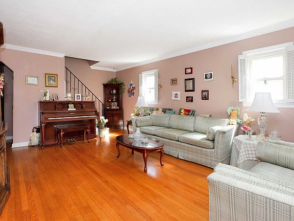 3rd image of 307 Lowell Ave