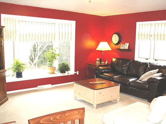 Family room addition w/;ay window overlooking deep parklike yard