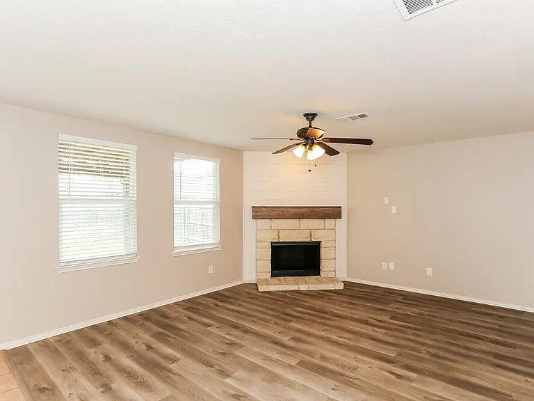 413 Emerald Creek Dr — Photo 5