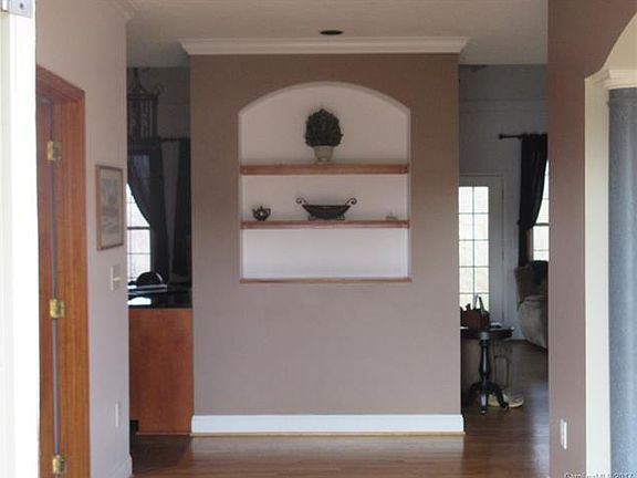3rd image of 152 Zurich Ln
