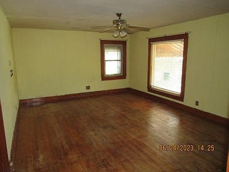 3rd image of 1025 E Boswell St