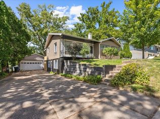 136 Valley Rd, Waterloo, IA 50701