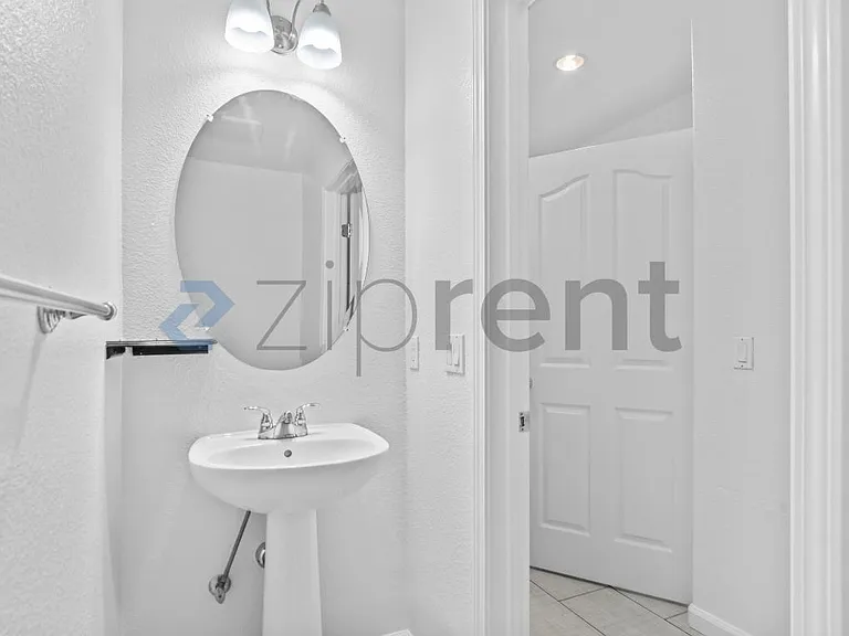 657 N Capitol Ave — Photo 18