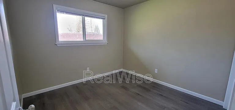 719 SW Bridge St — Photo 12