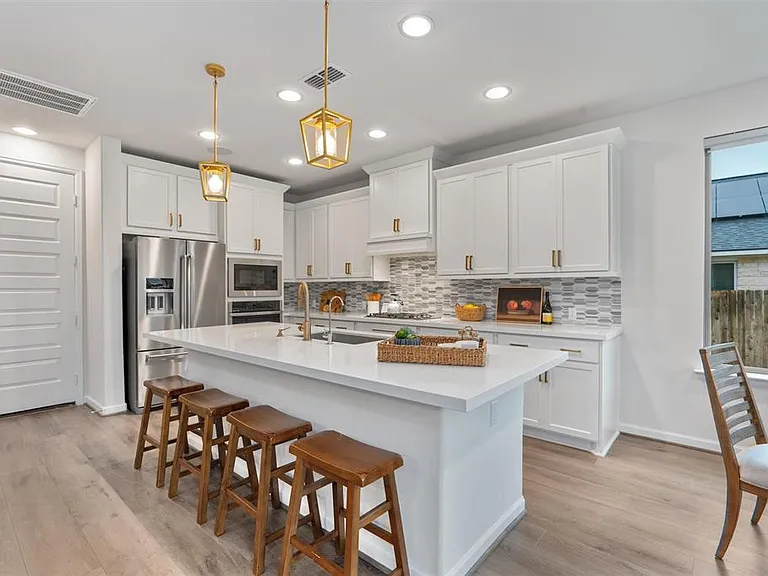 2437 Burberry Ln — Photo 9