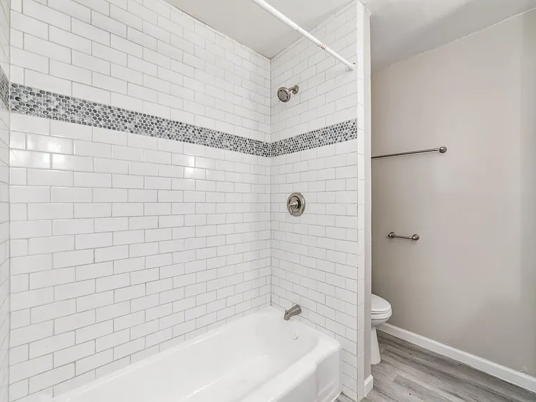 1424 Marshall — Photo 13