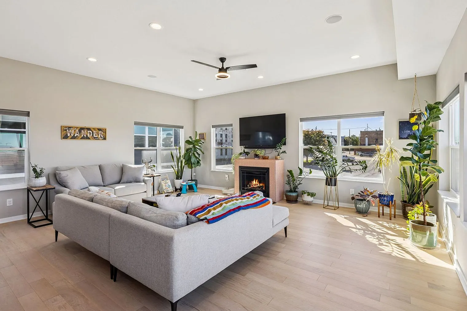3 bed, 2.0 bath, 2217 sqft, $5,624 — Photo 2