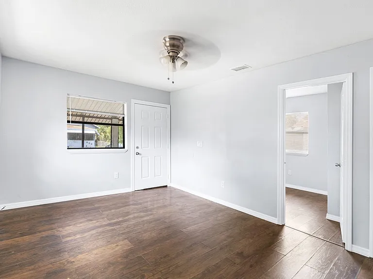 638 W 8th St — Photo 3