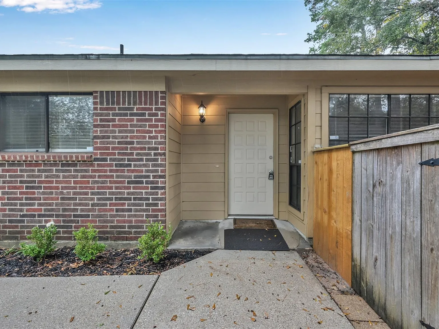 3 bed, 1309 sqft, $2,000 — Photo 2