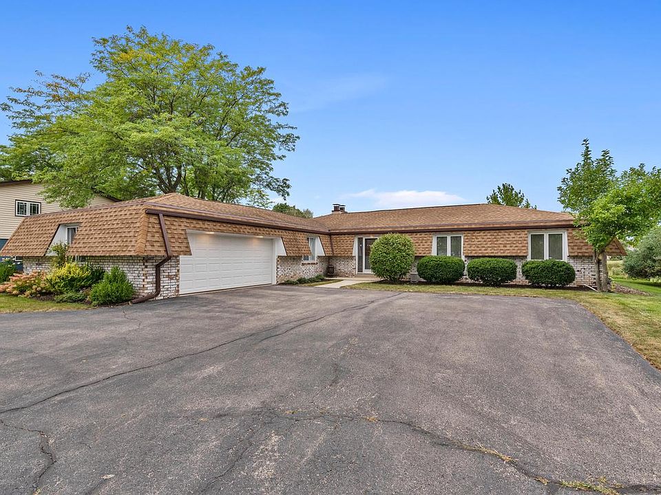 2414 West Lagoon COURT, Mequon, WI 53092 MLS 1852959 Zillow