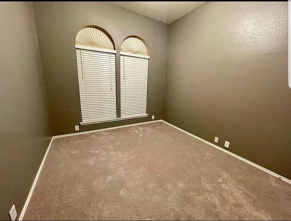 4 bed, 2076 sqft, $2,400 — Photo 4