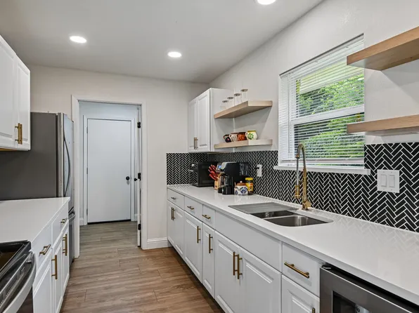 813 Oakbluff Dr, Lancaster, TX 75146