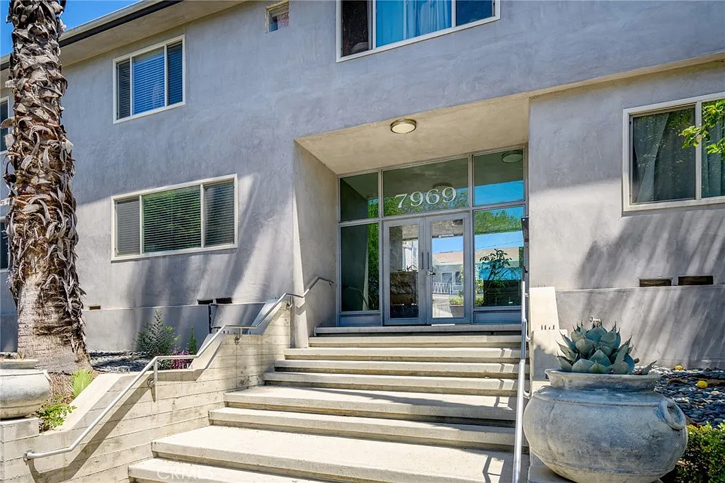 2 bed, 850 sqft, $3,000 — Photo 2