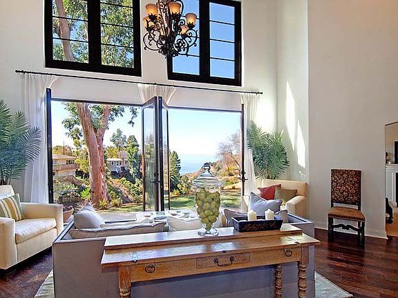 open floor plan w/ views