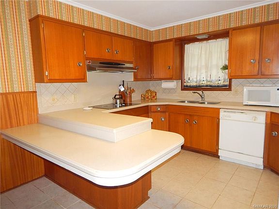 5th image of 743 Wesley Ave