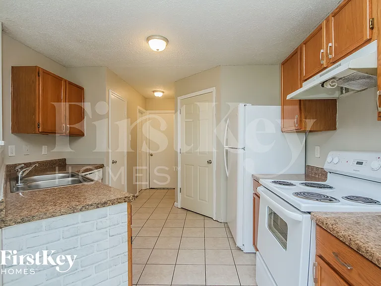 1229 Kenwood Dr — Photo 5