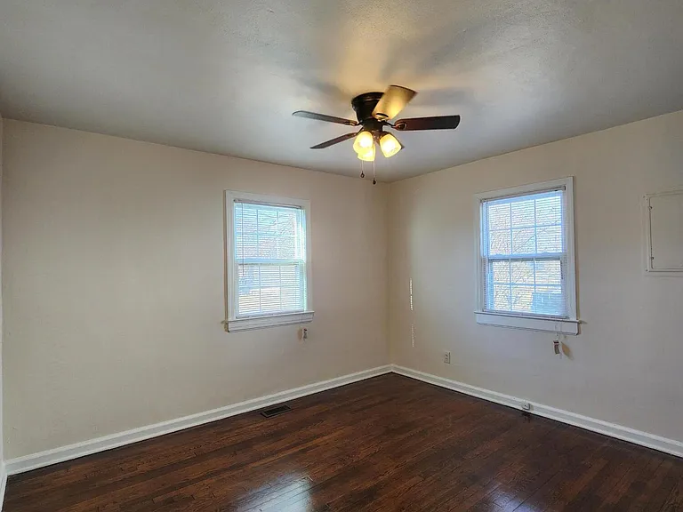 705 Queen Ave NW — Photo 6