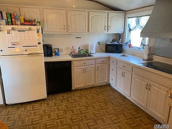 3rd image of 16 Nadel Dr