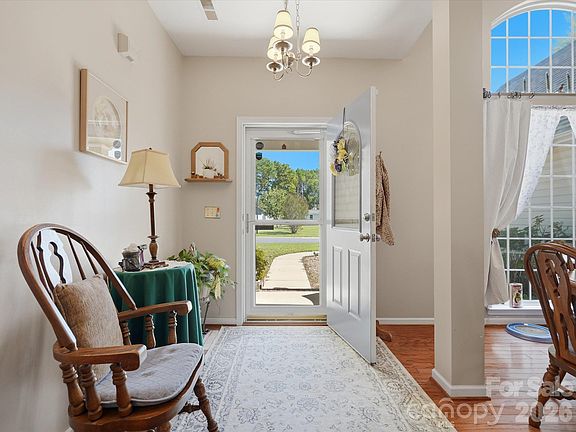5th image of 526 Kenbridge Ln