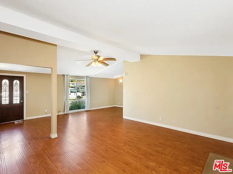526 N Emerald Dr — Photo 15