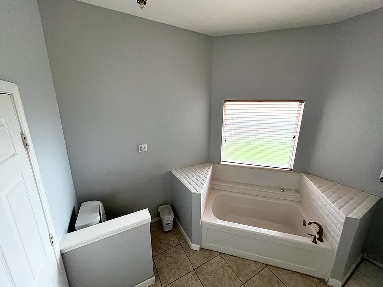 2710 Kingswood Dr — Photo 4
